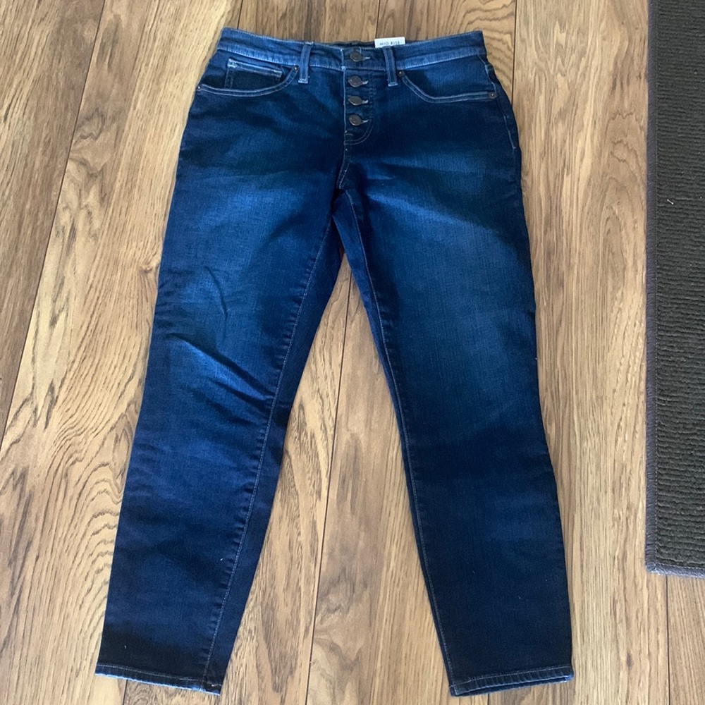Lucky brand ankle length, bottom fly jeans.